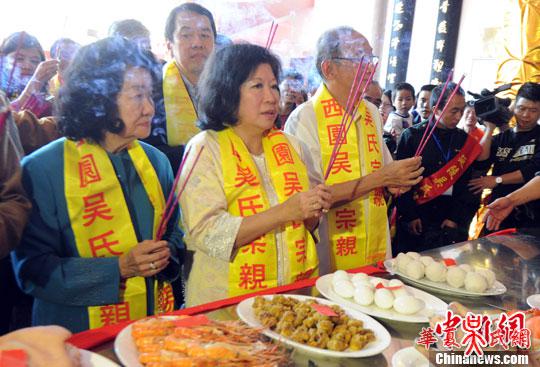 11月9日，福建省福州市晋安区新店镇西园村数百名吴氏宗亲身着盛装，夹道欢迎首次返乡祭祖寻根的印尼旅游与创意经济部部长冯慧兰（中）及家人一行。中新社发 刘可耕 摄