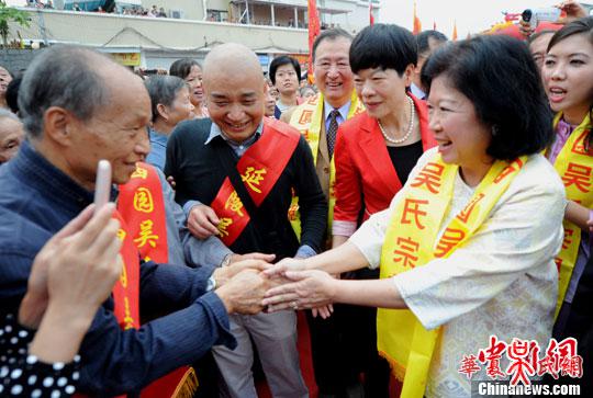 11月9日，福建省福州市晋安区新店镇西园村数百名吴氏宗亲身着盛装，夹道欢迎首次返乡祭祖寻根的印尼旅游与创意经济部部长冯慧兰（中）及家人一行。中新社发 刘可耕 摄