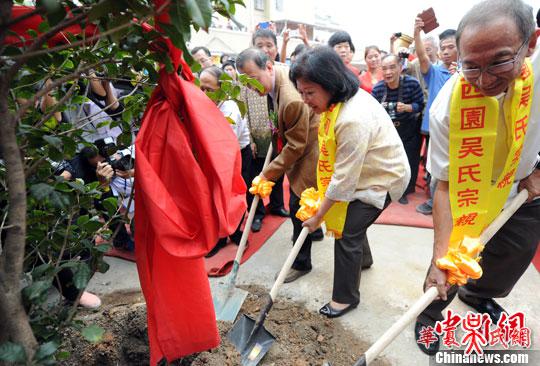 11月9日，福建省福州市晋安区新店镇西园村数百名吴氏宗亲身着盛装，夹道欢迎首次返乡祭祖寻根的印尼旅游与创意经济部部长冯慧兰（中）及家人一行。中新社发 刘可耕 摄