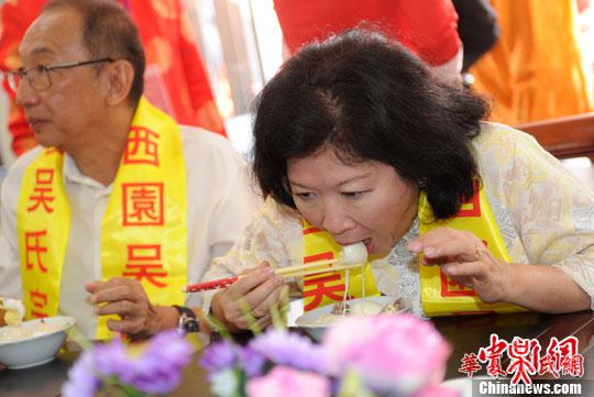 11月9日，福建省福州市晋安区新店镇西园村数百名吴氏宗亲身着盛装，夹道欢迎首次返乡祭祖寻根的印尼旅游与创意经济部部长冯慧兰（中）及家人一行。中新社发 刘可耕 摄